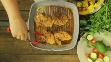 Bir ızgara Pan tavuk dişi El karıştırma maşa parçaları.