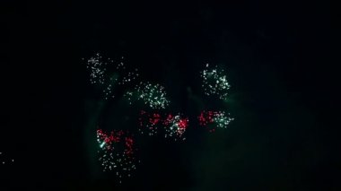 Gece gökyüzünde ışıltılı Festival havai fişek kırmızı ve yeşil ateşli yanıp sönen