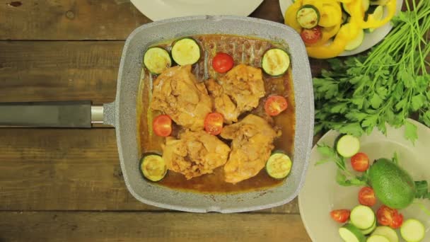 Chicken with vegetables is fried in a grill pan. — Stock Video