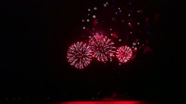 Nehrin üstündeki gece gökyüzünde çok renkli festival havai fişek. Zaman turunda. Ortalama plan