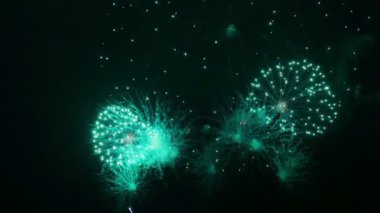 ateşli nehir su yansıtan üzerinde gece gökyüzünde şenlik havai fişek kıvılcımlar. Ortalama plan