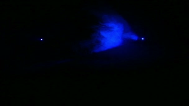 暗い煙のシュラウドの青色光プロファイルスポットライト. — ストック動画