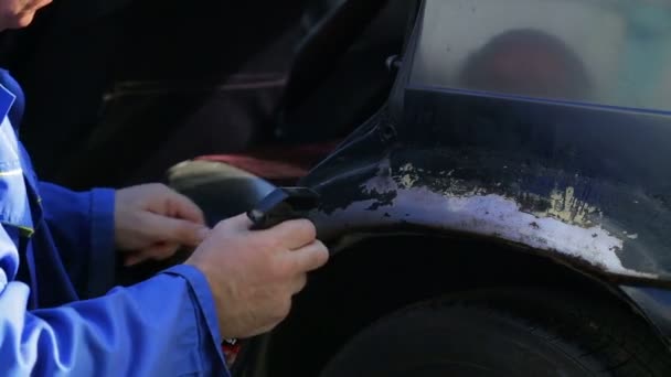 O homem lida com o corpo do carro spray anti-corrosão . — Vídeo de Stock