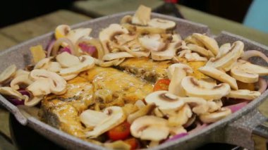 Dişi el balık içine dilimlenmiş champignon koyar.