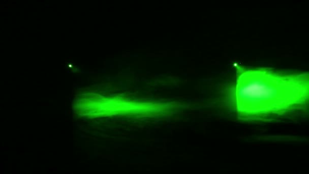 Zielone promienie świetlne z reflektorów profilowych w ciemności w kocu dymnej — Wideo stockowe