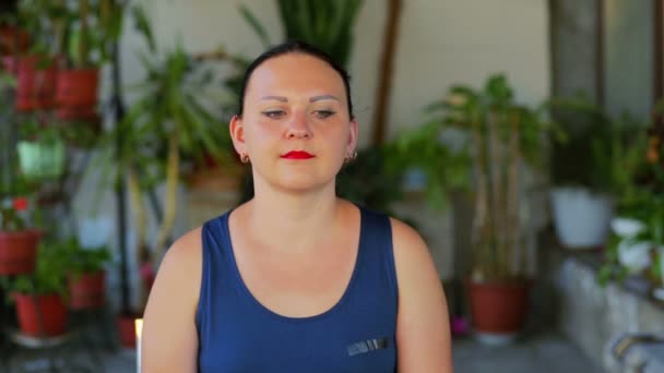 En ung kvinna gör övningar med ögonen i en cirkel. — Stockvideo