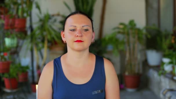 A young woman does exercises with her eyes in a circle. — Stock Video