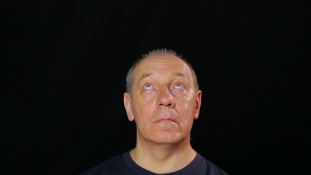 Człowiek wykonuje ćwiczenia oczu, tworząc kwadratowy wygląd. — Wideo stockowe