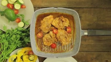 Dişi el ızgara tavada bir tavuk sebze koyar. Zaman turları