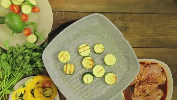 Calabacines verdes se fríen en mantequilla en una sartén para decorar el pollo . — Vídeo de stock