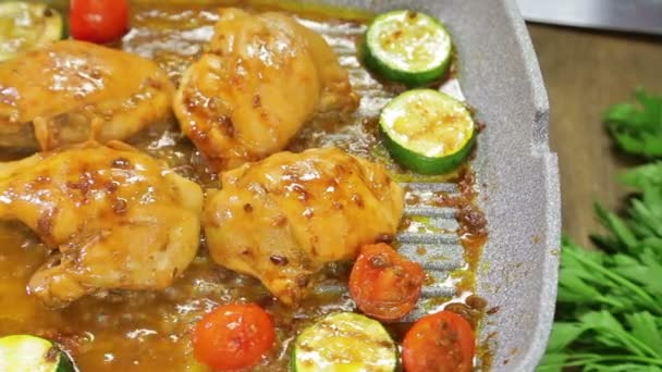 El pollo con verduras se fríe en una sartén — Vídeo de stock