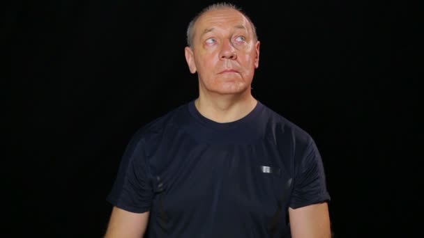 Un homme fait des exercices pour les yeux faisant un look carré . — Video