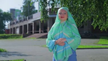 Parkta hafif bir eşarp genç Müslüman kadın