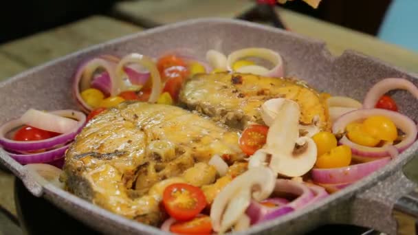 Mão feminina coloca champignon fatiado em peixe — Vídeo de Stock