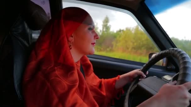 Junge stilvolle Muslimin im Hidschab am Steuer eines Autos — Stockvideo