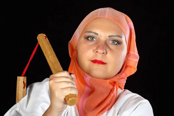 Muslimin im Kimono und Hijab im Karate-Kurs trainiert mit Nunchucks — Stockfoto