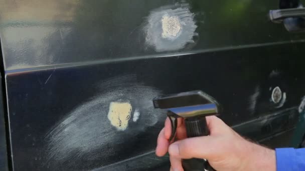 O homem lida com o corpo do carro spray anti-corrosão — Vídeo de Stock