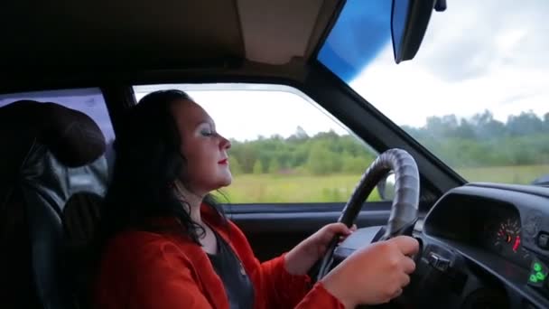 Mladá stylová brunetka, která řídí auto — Stock video