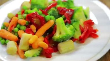 Brokoli, Mısır, karabiber beyaz plaka üzerinde bir daire döndürmek.