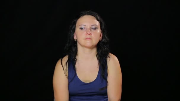 En ung kvinna gör en båge-formad övning med ögonen. — Stockvideo