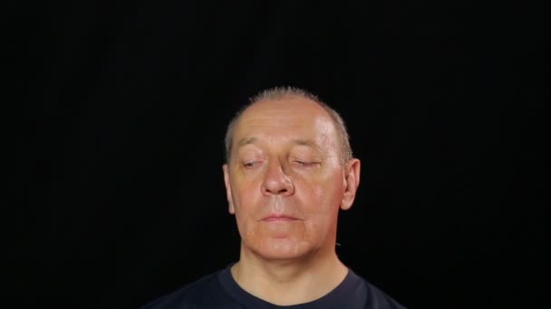 Een man doet oefeningen voor de ogen maken een kijkje in een cirkel. — Stockvideo