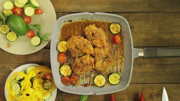 Vrouwelijke hand roeren groenten en kip in een grill pan. Tijd ronden — Stockvideo