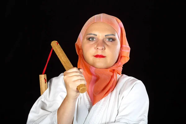 Muslimin im Kimono und Hijab im Karate-Kurs trainiert mit Nunchucks — Stockfoto