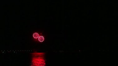 Nehrin üzerinde gece gökyüzünde pırıl pırıl şenlikli havai fişekler suya yansıyor. Zaman turları