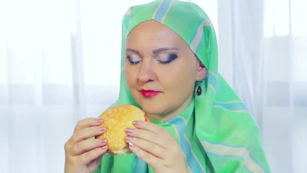 Una Giovane Musulmana Una Sciarpa Verde Chiaro Caffè Mangia Hamburger — Video Stock