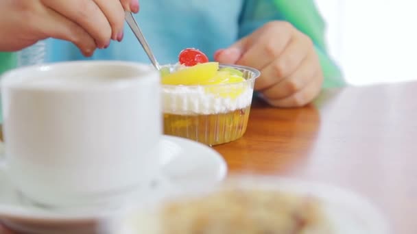 Een Vrouw Een Café Eet Taarten Drankjes Thee Het Gemiddelde — Stockvideo