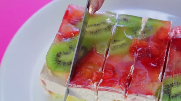 Vrouwelijke Hand Houdt Mes Snijdt Fruit Cake Stukjes Close — Stockvideo