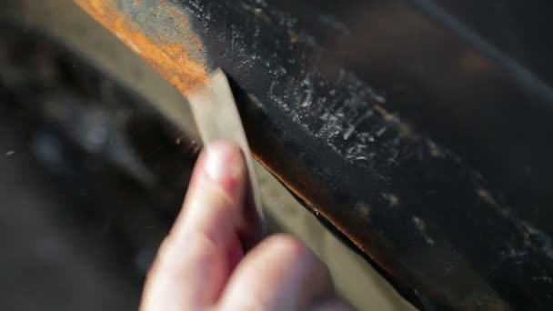 Ένας Άνθρωπος Καθαρίζει Σκουριά Ένα Σώμα Αυτοκινήτου Μια Ξύστρα Γκρο — Αρχείο Βίντεο