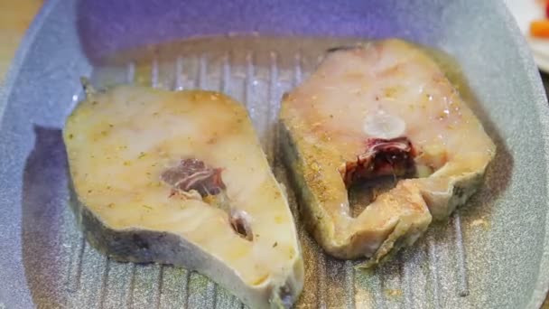 Trozos de pescado vertían salsa para el adobo en la sartén . — Vídeos de Stock