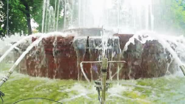 Фрагмент фонтана, струя, которая бьется в разных направлениях . — стоковое видео