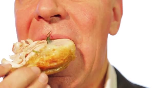 Un homme dans un café mange un poulet frit avec une croûte de tours de temps . — Video