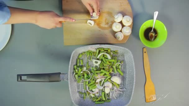 Une femme coupe à la main avec un couteau champignons champignons sur l'assiette — Video