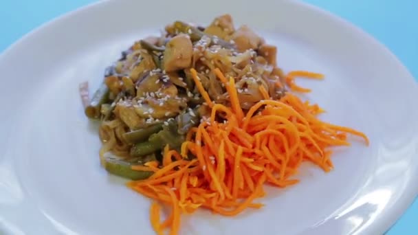 Tăiței de orez thailandez cu legume de pui și semințe de susan în sos Pad Thai. Rotație într-un cerc . — Videoclip de stoc