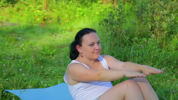Μελαχρινή γυναίκα κάνει ασκήσεις τύπου στη λίμνη το πρωί — Αρχείο Βίντεο