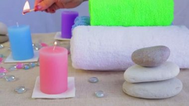 kadın el ışıkları mumlar bir spa salonunda. Sağdan sola panorama.