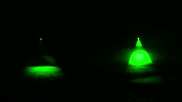 Luce verde dei riflettori di profilo luminoso al buio in una coperta di fumo . — Video Stock