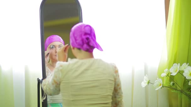 A married Jewess does makeup in front of a mirror. — Stock Video