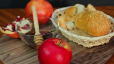 Rosh Anshan nar, bal ve challah için davranır bir iplik çanak