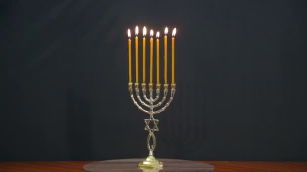 Menorah con velas encendidas en la víspera de las vacaciones — Vídeo de stock