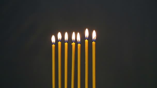 La menorah aux bougies à la veille de la fête tourne en cercle — Video