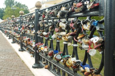 Köprü korkulan düğün geleneği severler isimleri ile kilitleri ile asılı.