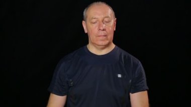 Bir adam bir daire yapma gözleri için egzersizleri yapar