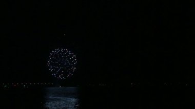 Nehrin üzerinde gece gökyüzünde pırıl pırıl şenlikli havai fişekler suya yansıyor. Zaman turları