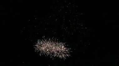 Nehir üzerinde gece gökyüzünde köpüklü şenlikli havai fişek. Zaman turları