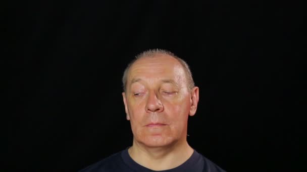 Ein Mann macht Augenübungen, indem er von Ecke zu Ecke schaut — Stockvideo