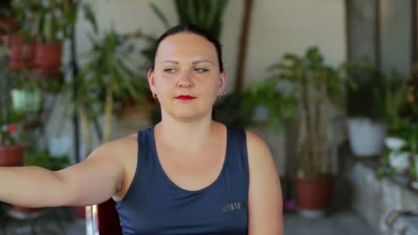 Eine junge Frau macht eine Übung mit den Augen einer Bewegung, während sie einen Finger ansieht und aufschiebt — Stockvideo
